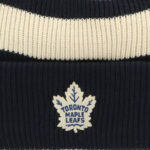 detail loga na zimní čepici TORONTO MAPLE LEAFS ´47 BRAND CLUBHOUSE JENNINGS NY