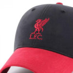 detail loga na kšiltovke FC LIVERPOOL 47 BRAND SHORT STACK YTH BKA