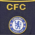 detail loga na zimní čepici FC CHELSEA NEW ERA ENGENEERED SKULL BEANIE NAVY