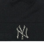 detail loga na zimní čepici NY YANKEES NEW ERA INFILL BOBBLE BEANIE NAVY
