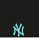 detail loga na zimní čepici NY YANKEES NEW ERA TEAM POP BOBBLE BRANIE BLACK