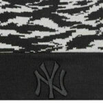 detail loga na zimní čepici NY YANKEES NEW ERA TEAM TIGER CAMO